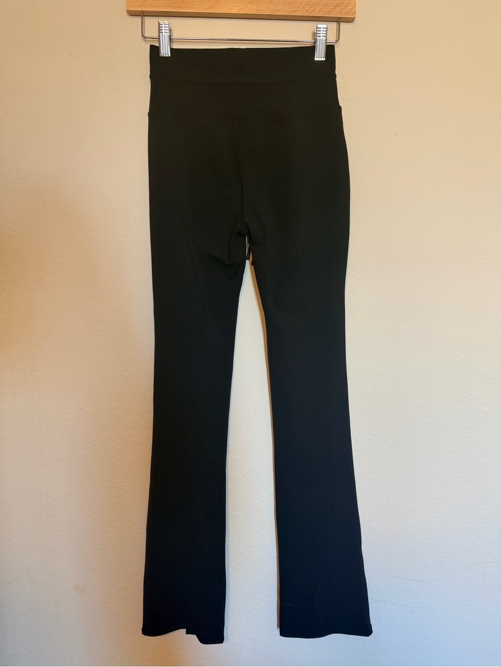 Vuori Daily Split Flare Pants in classic Black size small - Picture 7 of 9